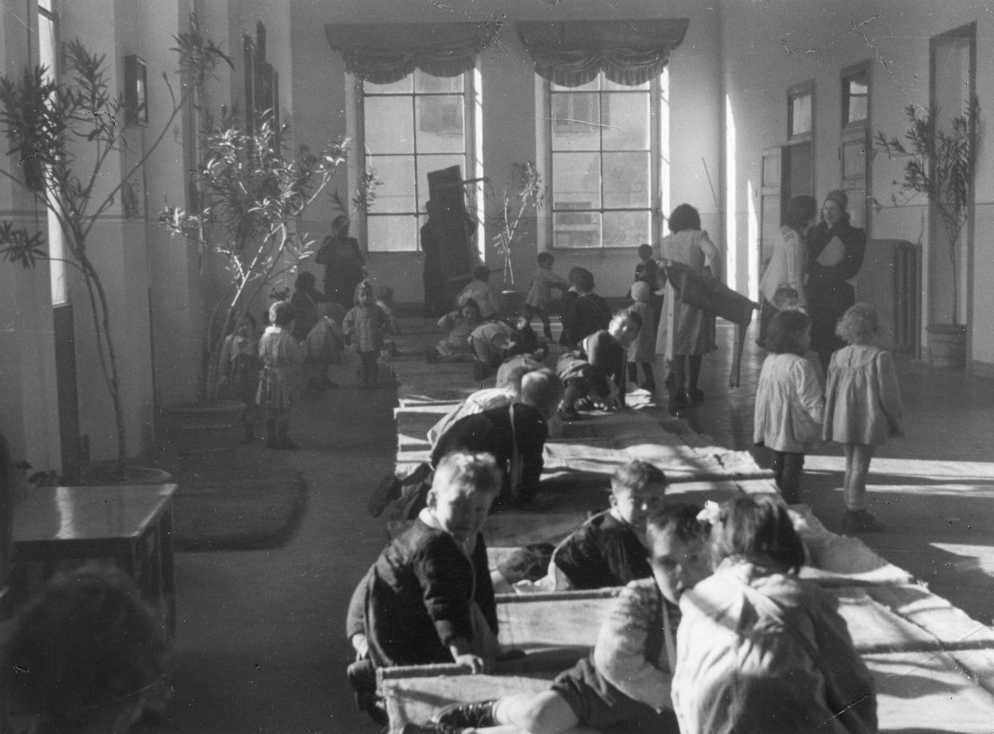 "Milano, Januar 1946. L'Asilo italo-suisse"; Kinder beenden den Mittagsschlaf