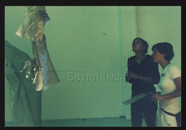 Publikum an Performance, von links: Susanne von Ledebur, Ruth Kunz