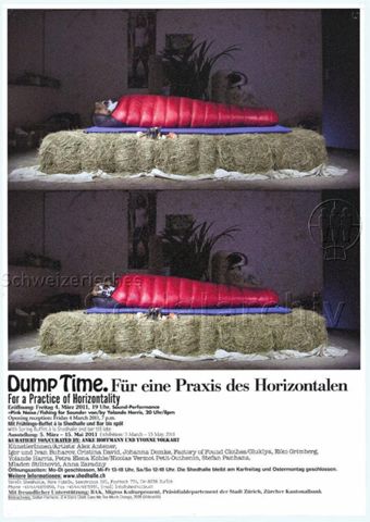 "Dump Time. Für eine Praxis des Horizontalen / For a Practice of Horizontality" - Person in einem Schlafsack auf Heuballen, einmal nach vorne und einmal nach oben schauend