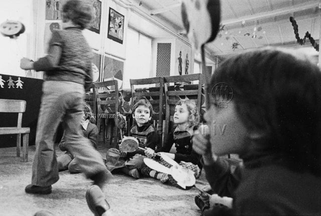"Kindergarten" - Kinder beim Spielen; um 1980