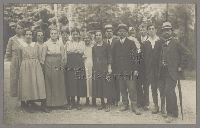 Frauen und Männer (Kontext unbestimmt), um 1910