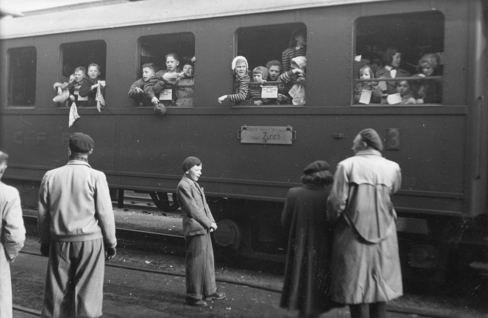 Tschechische Kinder in Brusata, Dezember 1951 bis März 1952; zahlreiche Kinder befinden sich in einem Zug Richtung Zürich