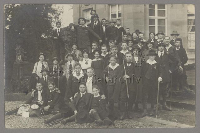 Gruppenporträt in Wanderkleidung im Park vor einem Haus, um 1914, Deutschland