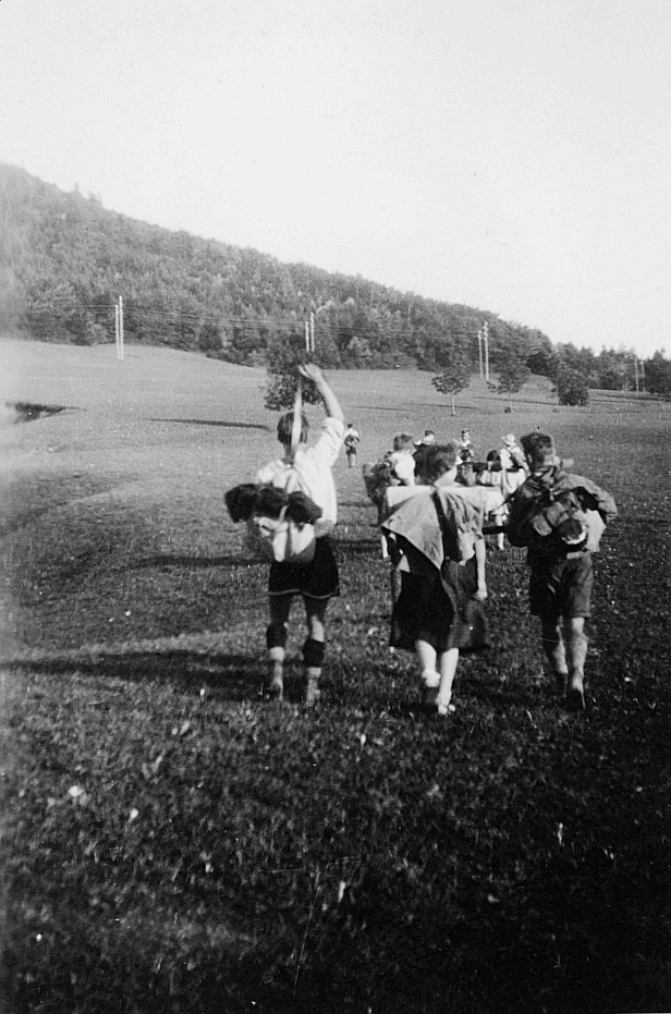 3. Fahrt nach Anwil: Wandervögel laufen auf der Wiese und tragen Rücksäcke - Telefonleitungsmasten (1929)