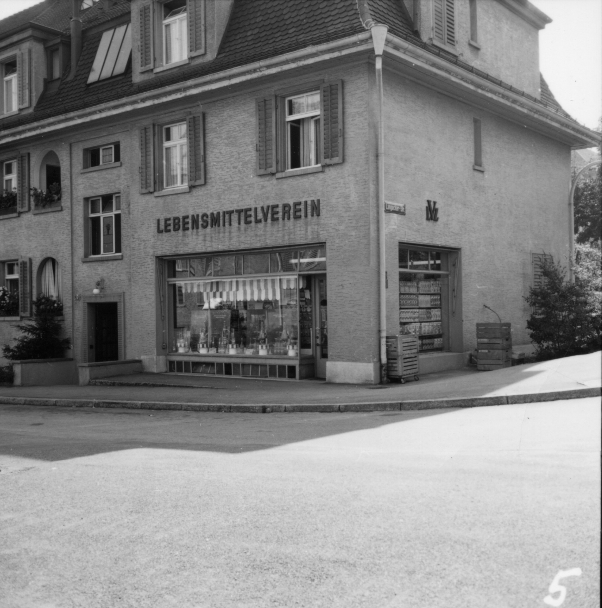 Laden des Lebensmittelvereins Zürich in Küsnacht (Dorfstrasse 18 oder Seestrasse 183): Aussenansicht