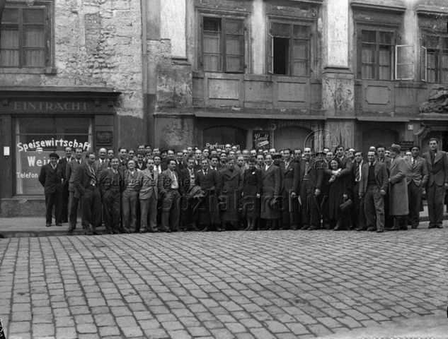 Treffen der schweizerischen Spanienkämpfer nach deren Rückkehr in die Schweiz vor dem Restaurant Eintracht, Zürich, Dez. 1938