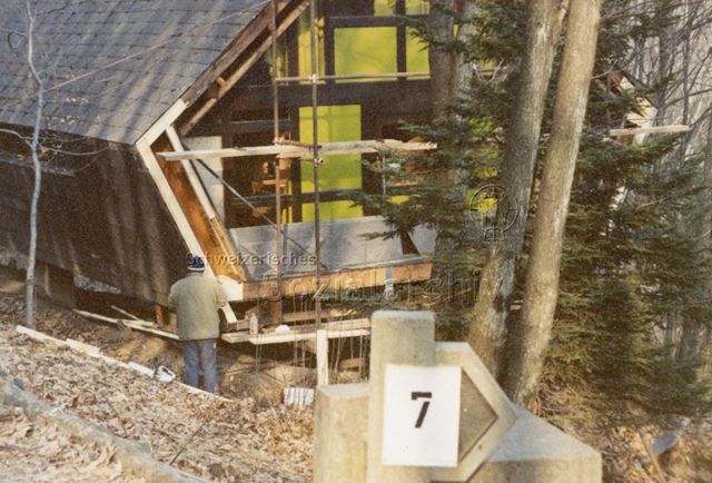 Bosco della Bella, Feriendorf für kinderreiche Familien - Baugerüst und Arbeiter, Renovation eines der Ferienhäuser; um 1990