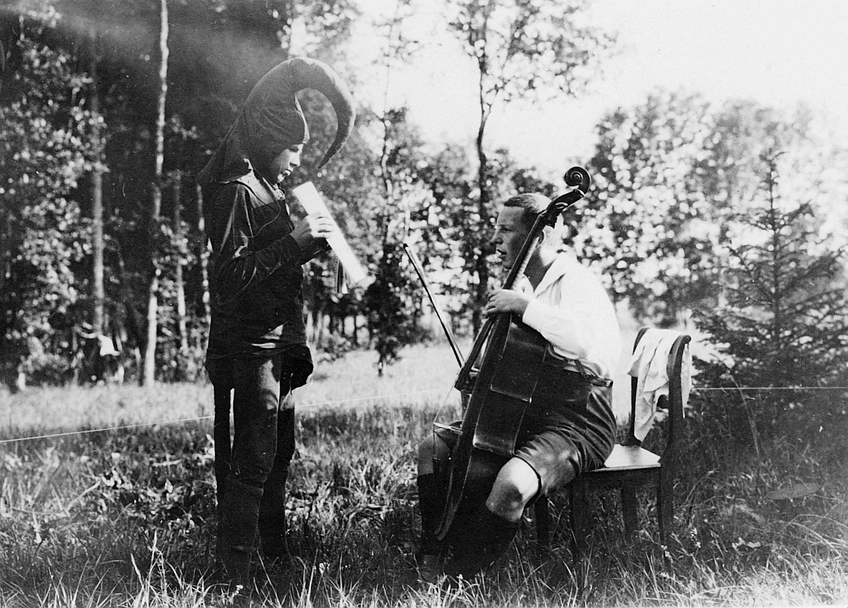 Willi Bachmann an der Wandervogel-Landsgemeinde auf dem Sonnenberg - Musizierender (Cello) und Partitur hebender Wandervogel (1923)