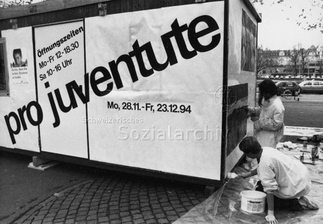 Kinder bekleben Markenverkaufscontainer am Bellevue in Zürich mit Bildern; 1994