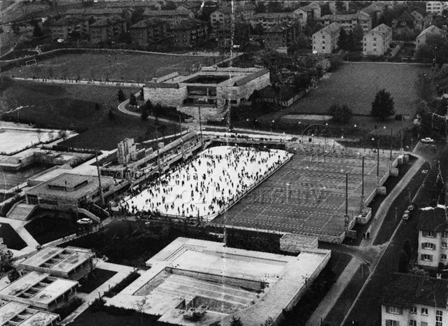 "Heuried", Sportanlage - Ansicht der Anlage von oben, Schwimmbad, Eisfeld, Fussballplatz, Tennisplätze; um 1960