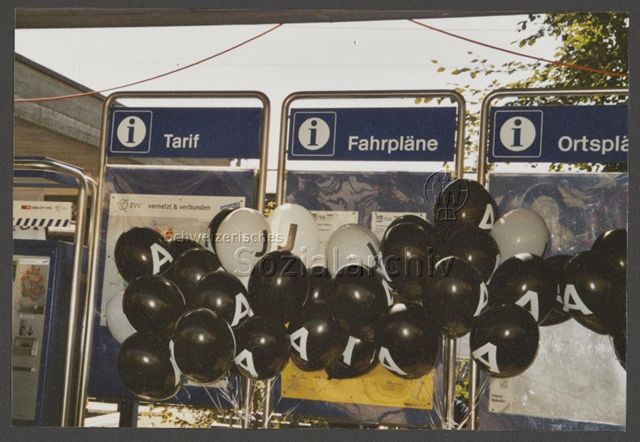 Aktion der HAZ: "Rainbow-Wolke of Love" im Vorfeld der kantonalen Abstimmung zum Partnerschaftsgesetz (08.09.2002) – J/A-Ballons<br>