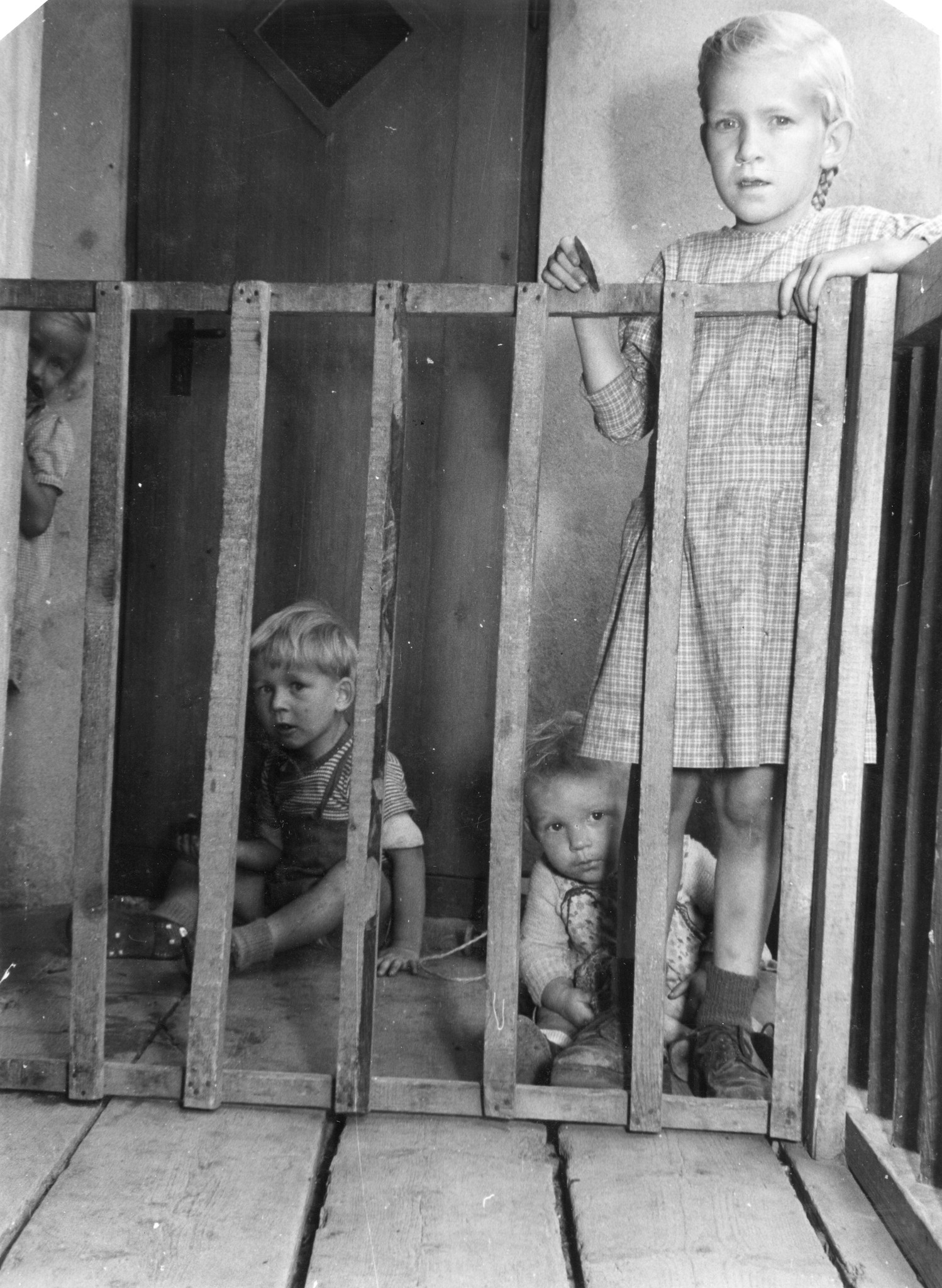 "Neugierig blicken die Kinder den Besuchern entgegen."