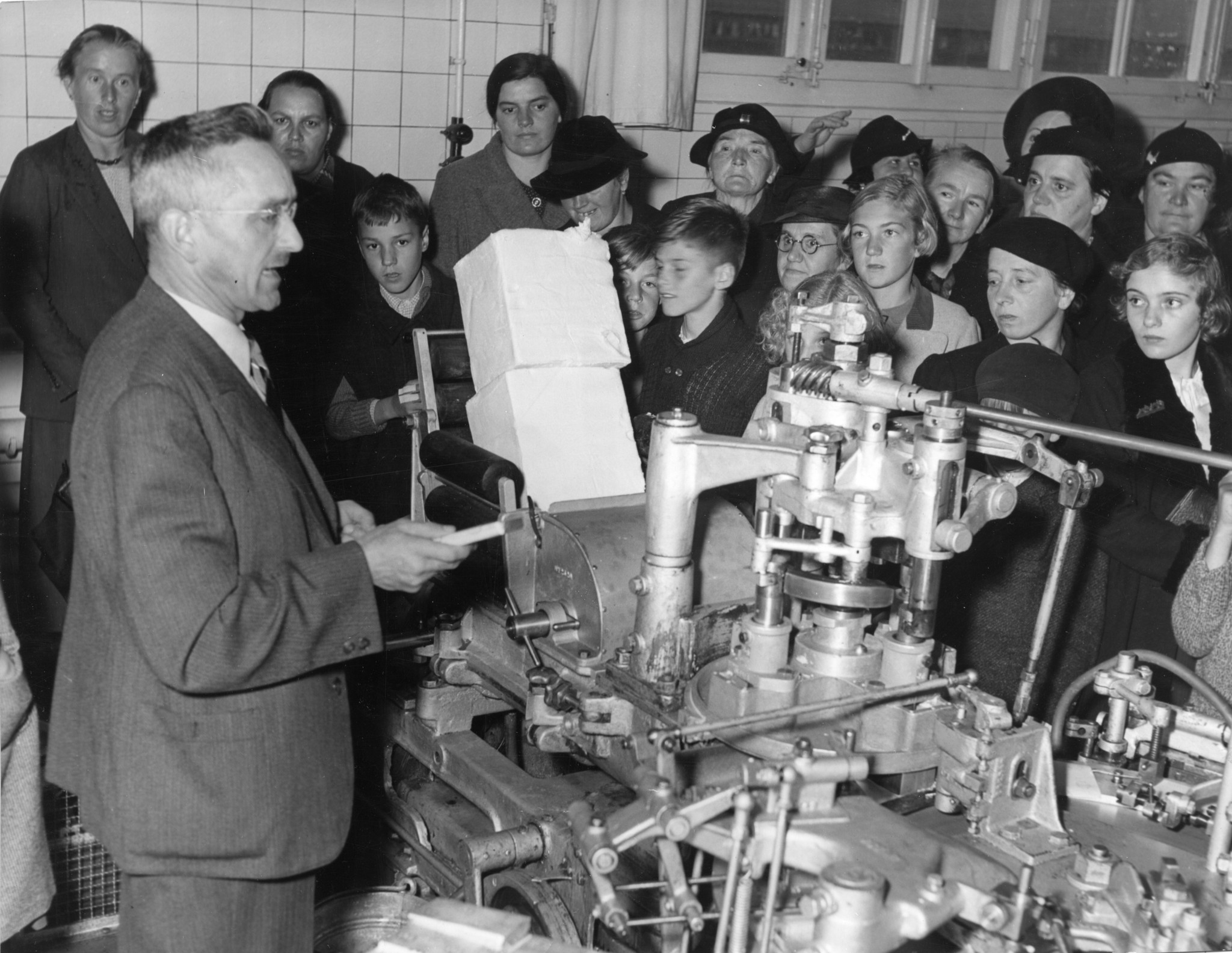 Betriebsbesichtigung des Lebensmittelvereins Zürich - Verpackung von Butter, Buttermödelimaschine