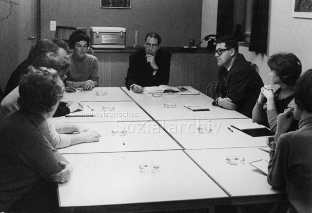 "Elternbildung" - Eltern und Kursleiter am Tisch; um 1955