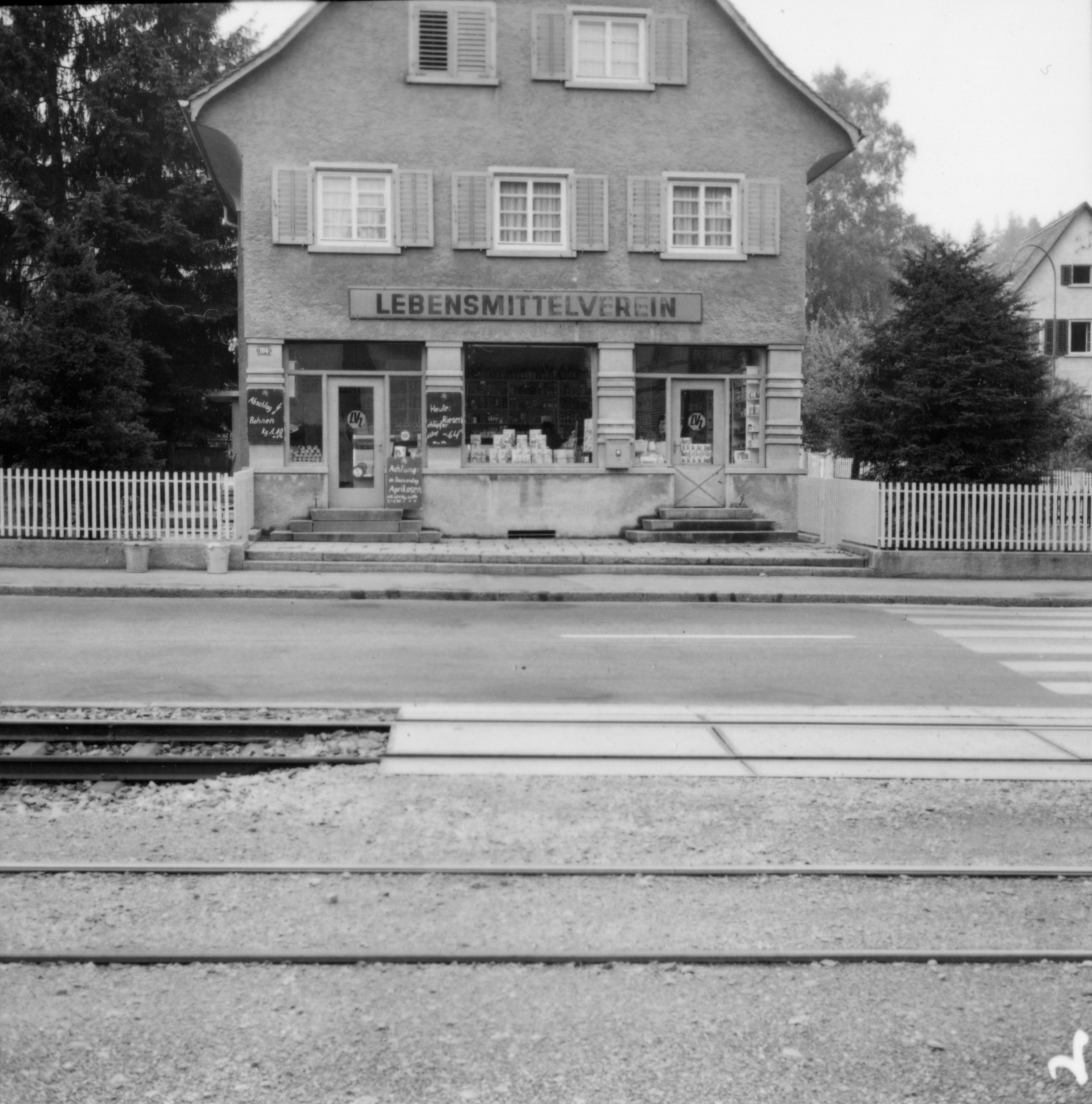 Laden des Lebensmittelvereins Zürich an der Forchstrasse 104 in Zollikerberg: Aussenansicht