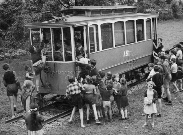 "Robinsonspielplatz, Wipkingen - Das gestiftete Tram wird betreten"; um 1965