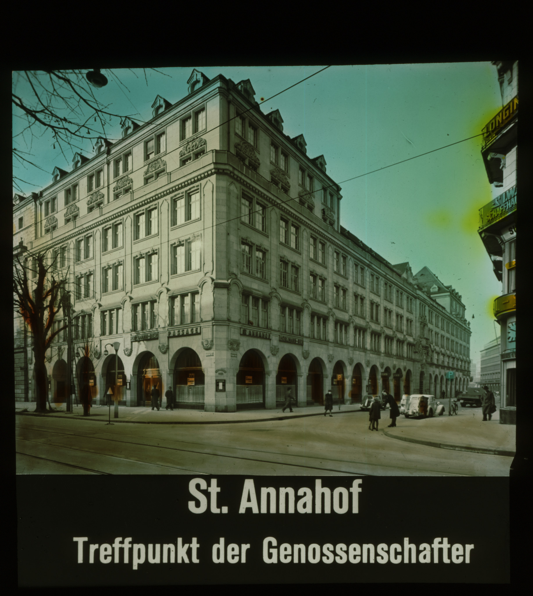 Dia: Aussenansicht St. Annahof und Text: "St. Annahof Treffpunkt der Genossenschafter".