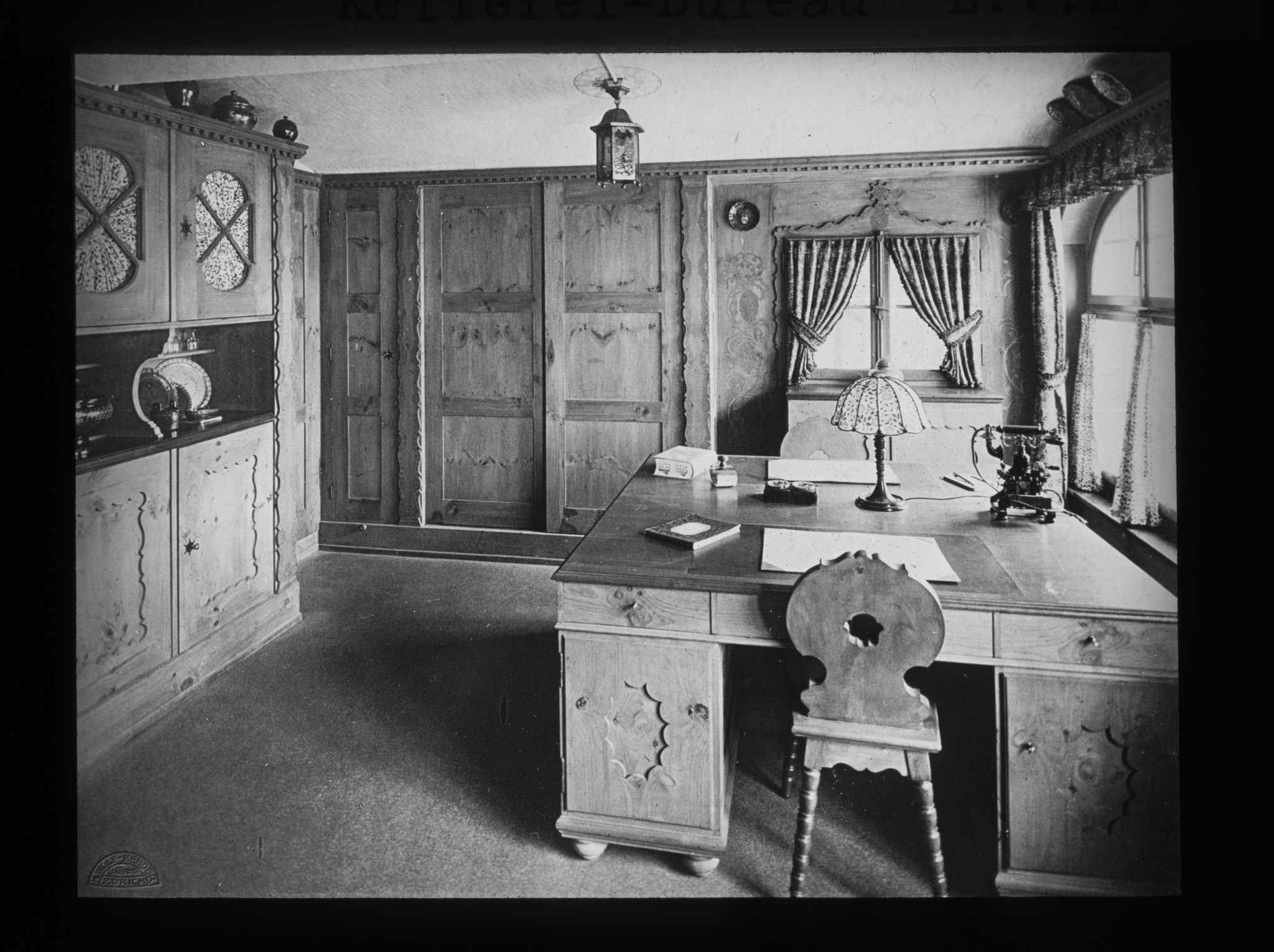 Dia: Kellerei-Büro des LVZ. Rustikales Zimmer mit Schreibtisch.