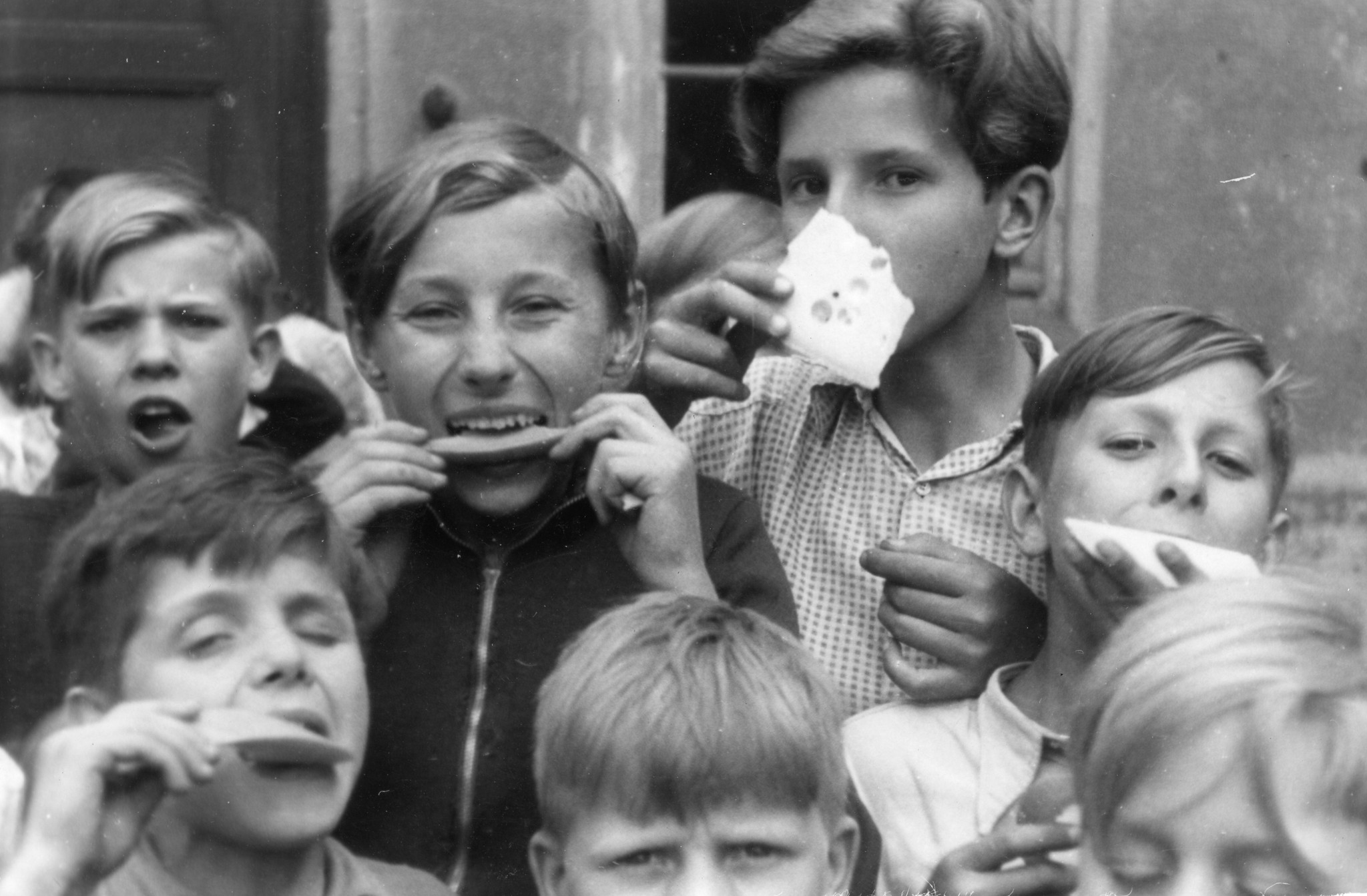 Walkemühle, Hessen - Kinderheim"; Kinder essen genüsslich das geschenkte Essen