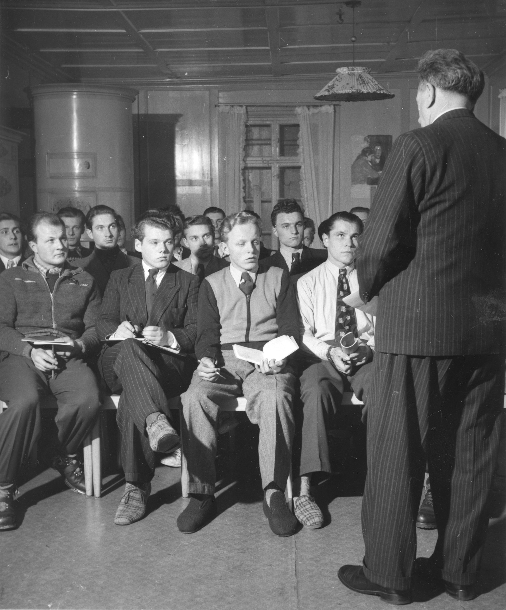 Erholungsaktion für jugendliche deutsche Flüchtlinge im Ferienhaus Lindenbühl 1952/1953; Jugndliche lesen zusammen eine Geschichte