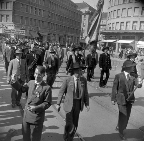 1. Mai, Umzug, Zimmerleute, Fahnenträger, Transparent "Kampf der Teuerung, Kampf um mehr Lohn", Zürich, um 1960