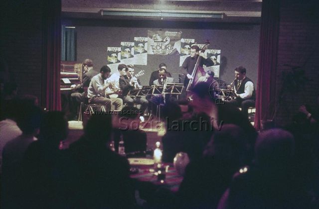 "Konzert; Jazz- und Spirituals/ Beat/ Pop: Jazzabend Bachwiesen, Zürich, Hot Potatoes" - Jazzband spielt auf der Bühne, Publikum sitzend; um 1970