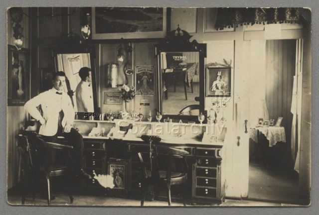 Coiffeur in einem Coiffeursalon, um 1910