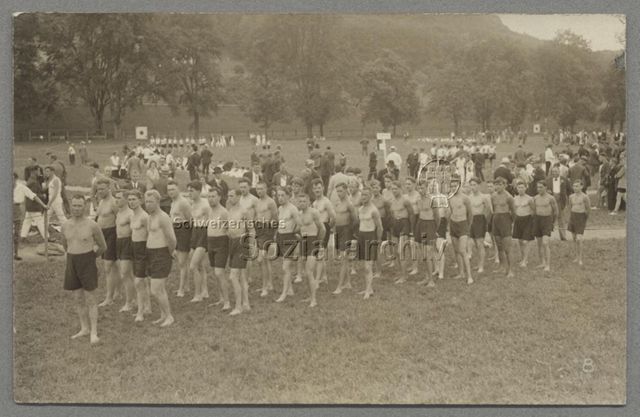 Sportler mit nacktem Oberkörper, um 1930