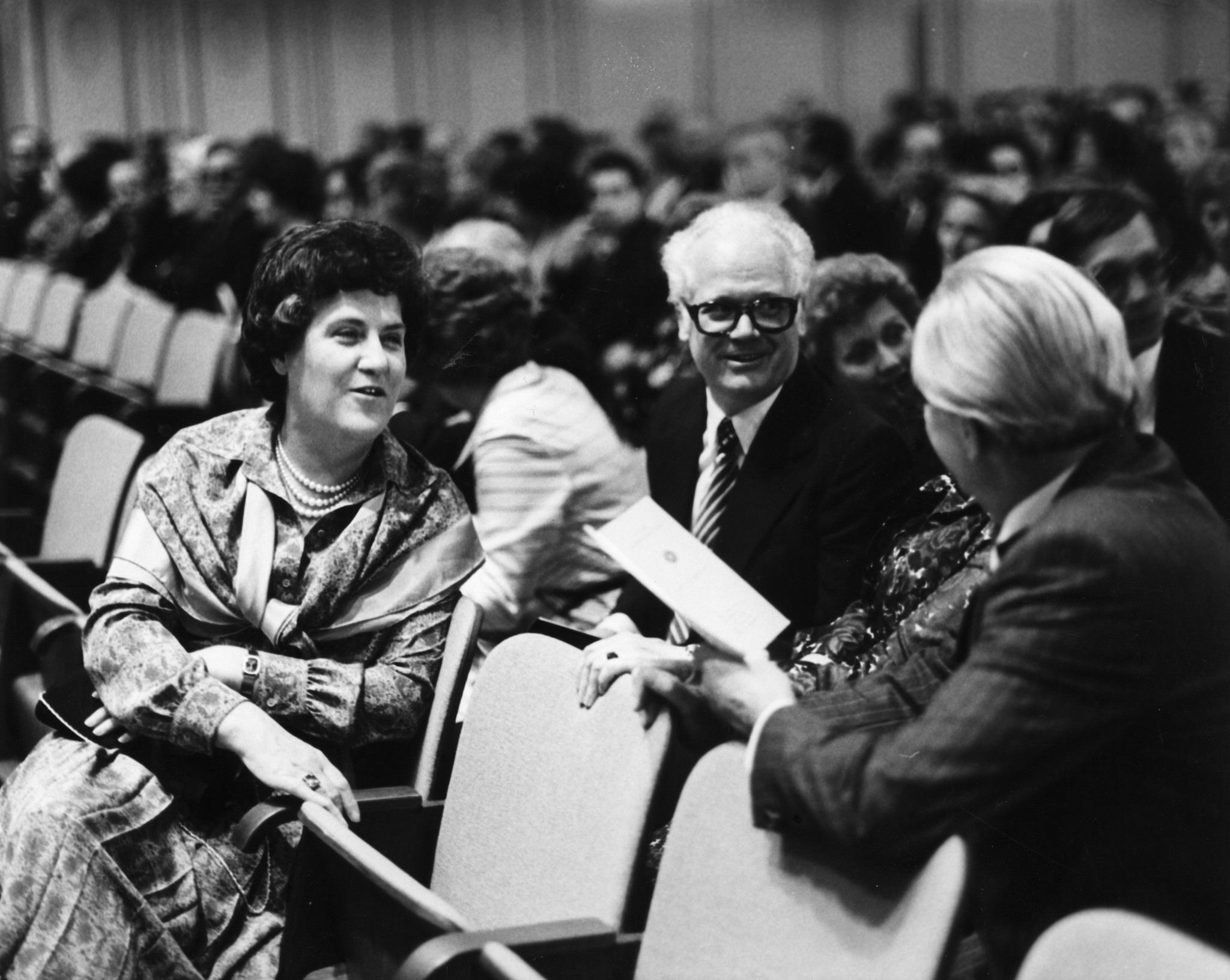 Jubiläum 100 Jahre Lebensmittelverein Zürich 1978: Emilie Lieberherr sitzend im Gespräch mit zwei Männern