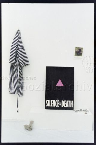 Gran Fury: SILENCE=DEATH, Teil der Installation von Peter Cramer und Jack Waters