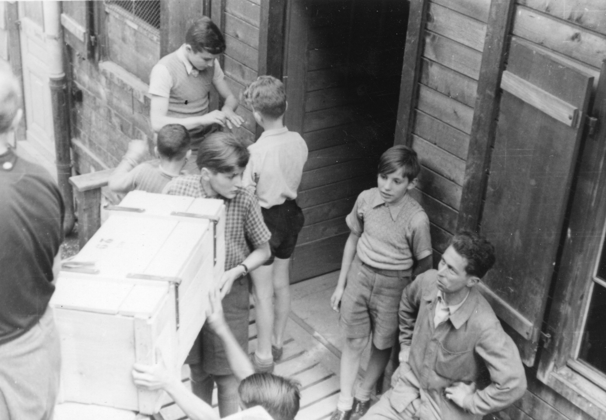 "Zürich, Mai 1946. Die Schaffhauser-Sammlung wird ausgeladen. Schulkinder helfen bei der Arbeit. Lager - Baracke Brauerstrasse. "