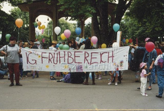 Demonstration zu Familienpolitik in Zürich - Zwei Frauen präsentieren Banner; 1993