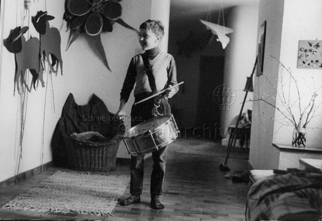 "Freizeit in Heimen" - Junge beim Trommeln; um 1960