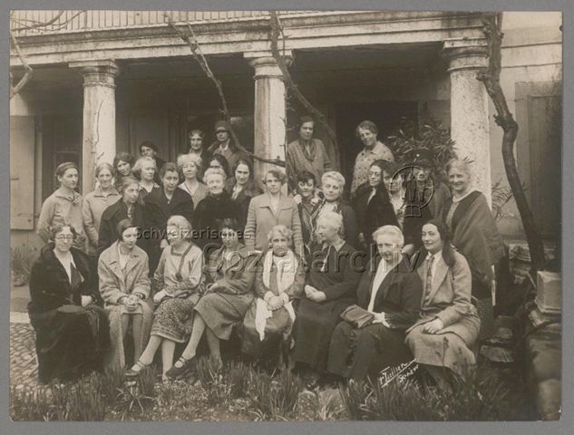 Im Garten des Sitzes der I.F.F.F. [Internationale Frauenliga für Frieden und Freiheit