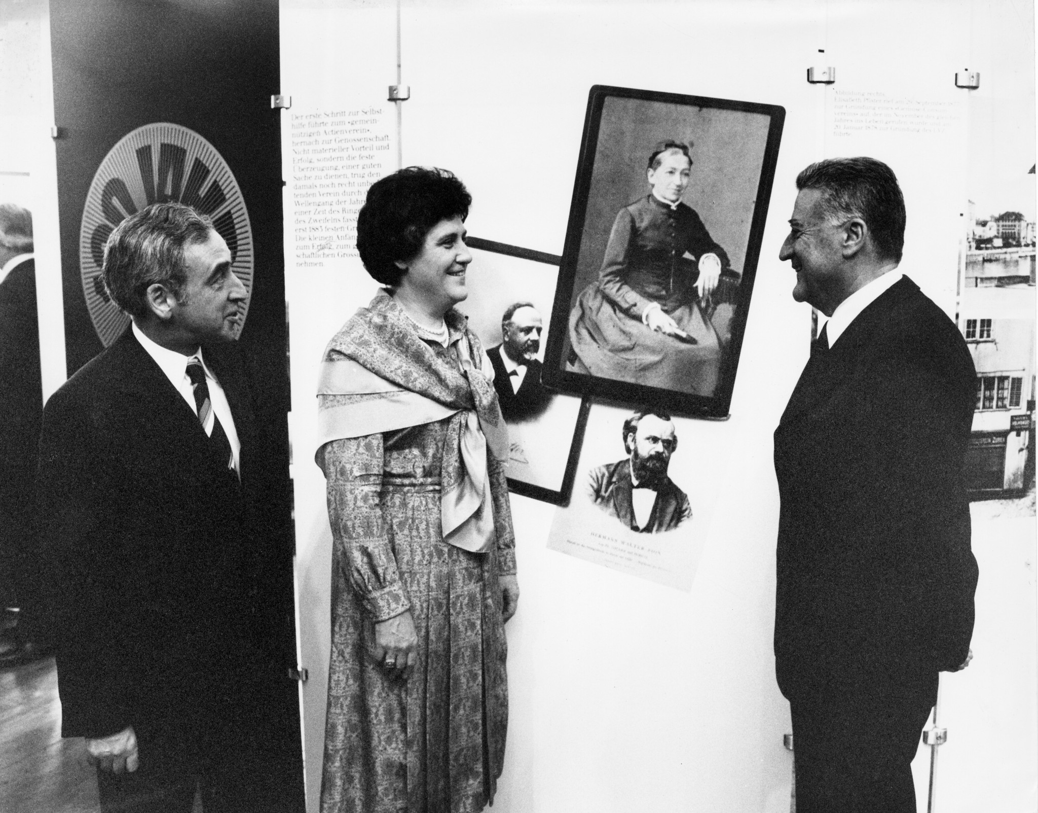 Jubiläum 100 Jahre Lebensmittelverein Zürich 1978: Emilie Lieberherr und zwei Männern sprache am Festakt miteinander
