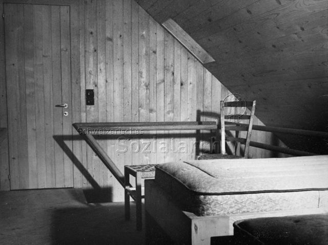 Bosco della Bella, Feriendorf für kinderreiche Familien, Innenaufnahmen - Ansicht eines Schlafzimmers im oberen Stock des Ferienhauses; um 1965