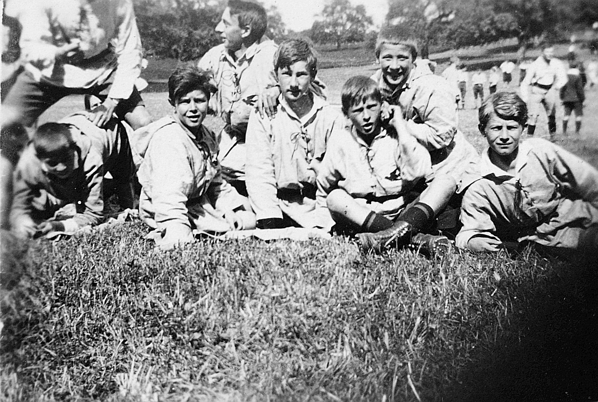 Gruppenporträt der "Arboner Zigeuner" an der Wandervogel-Landsgemeinde auf dem Sonnenberg (1920)
