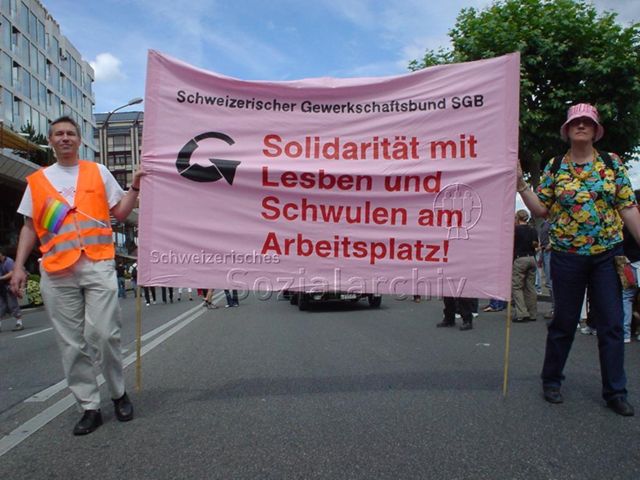 Pride Romande 2004 (10.07.2004, Genf) – "Solidarität mit Lesben und Schwulen am Arbeitsplatz! – Schweizerischer Gewerkschaftsbund SGB"