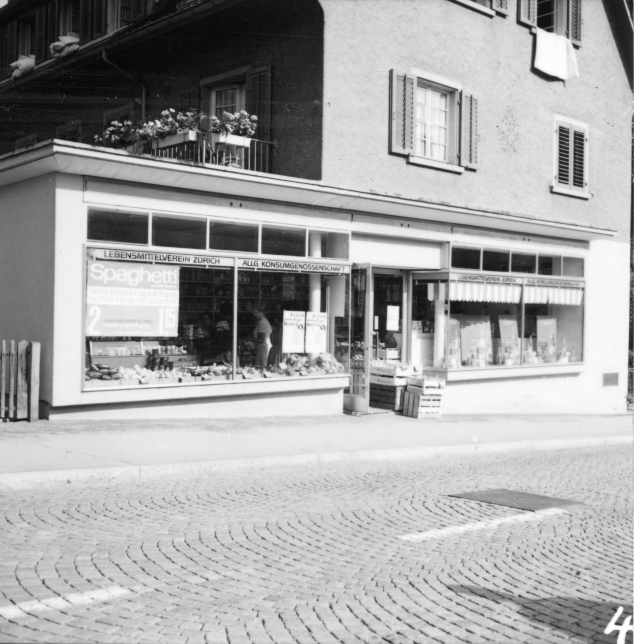 Laden des Lebensmittelvereins Zürich an der Schulhausstrasse 22 in Meilen: Aussenansicht