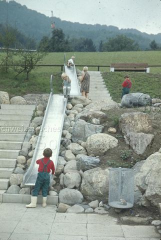 "Siedlungsspielplatz Adliswil" - spielende Kinder, Rutschbahnen; um 1970