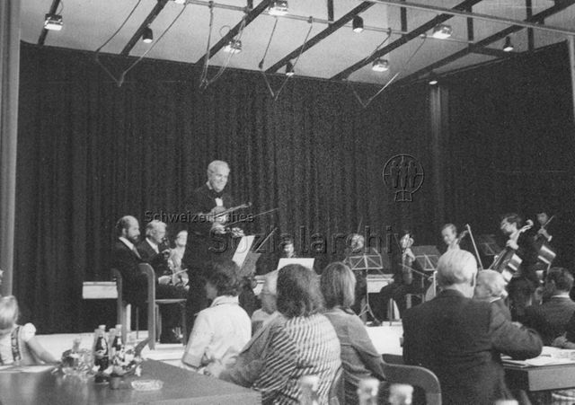 Stiftungsrat, FZA Loogarten - Konzert, Band, Mann mit Geige; 08.09.1975