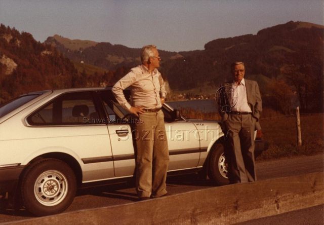 v.l.n.r.: Alois "Wisel" Lötscher und Fritz Weber mit ihrem Wagen am Sihlsee 11.1982