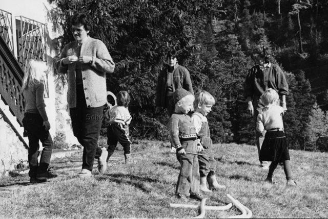 "Spuondas", St. Moritz - Kinder beim Spielen mit Rohren; um 1970