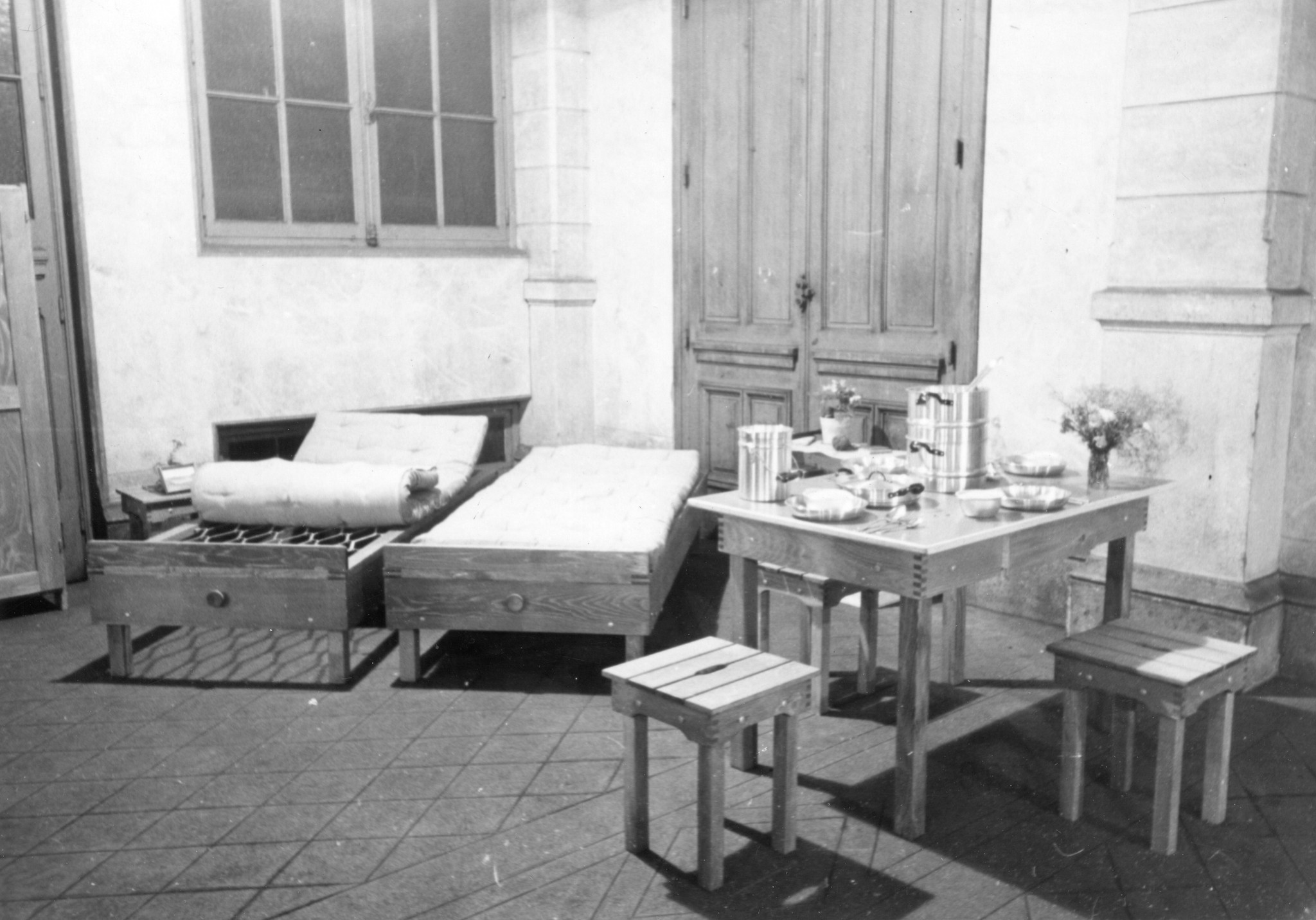"Saint-Etienne, 7. Juli 1945. Möbelausstellung in der Bourse du Travail.Anschliessend fand eine Demonstration der Montage der Möbel statt.Anwesend die Behörden der Stadt,Vertreter des franz. Roten Kreuzes, der Entraide Française, die Empfänger d