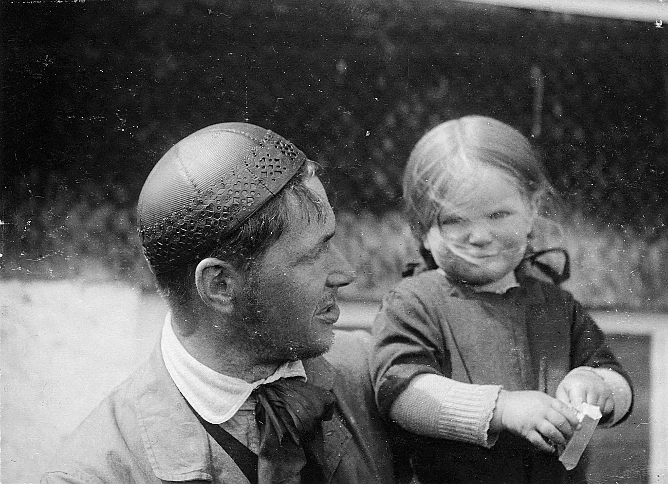 Herr Hausknecht mit Kind (1914)