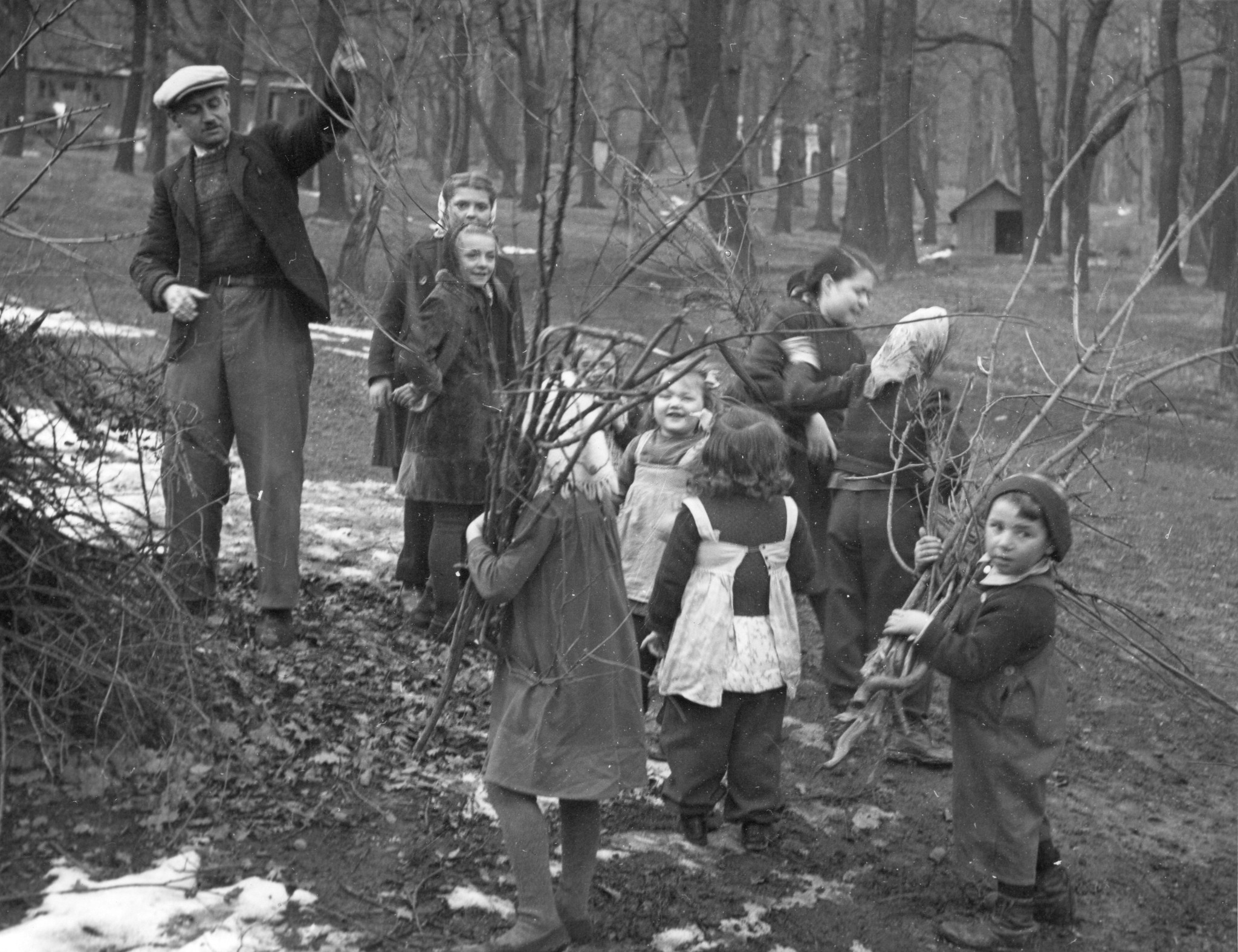 "Städtischer Flüchtlingslager Wien-Cobenzl, Februar 1949. Kinder beim Brennholzsammeln"