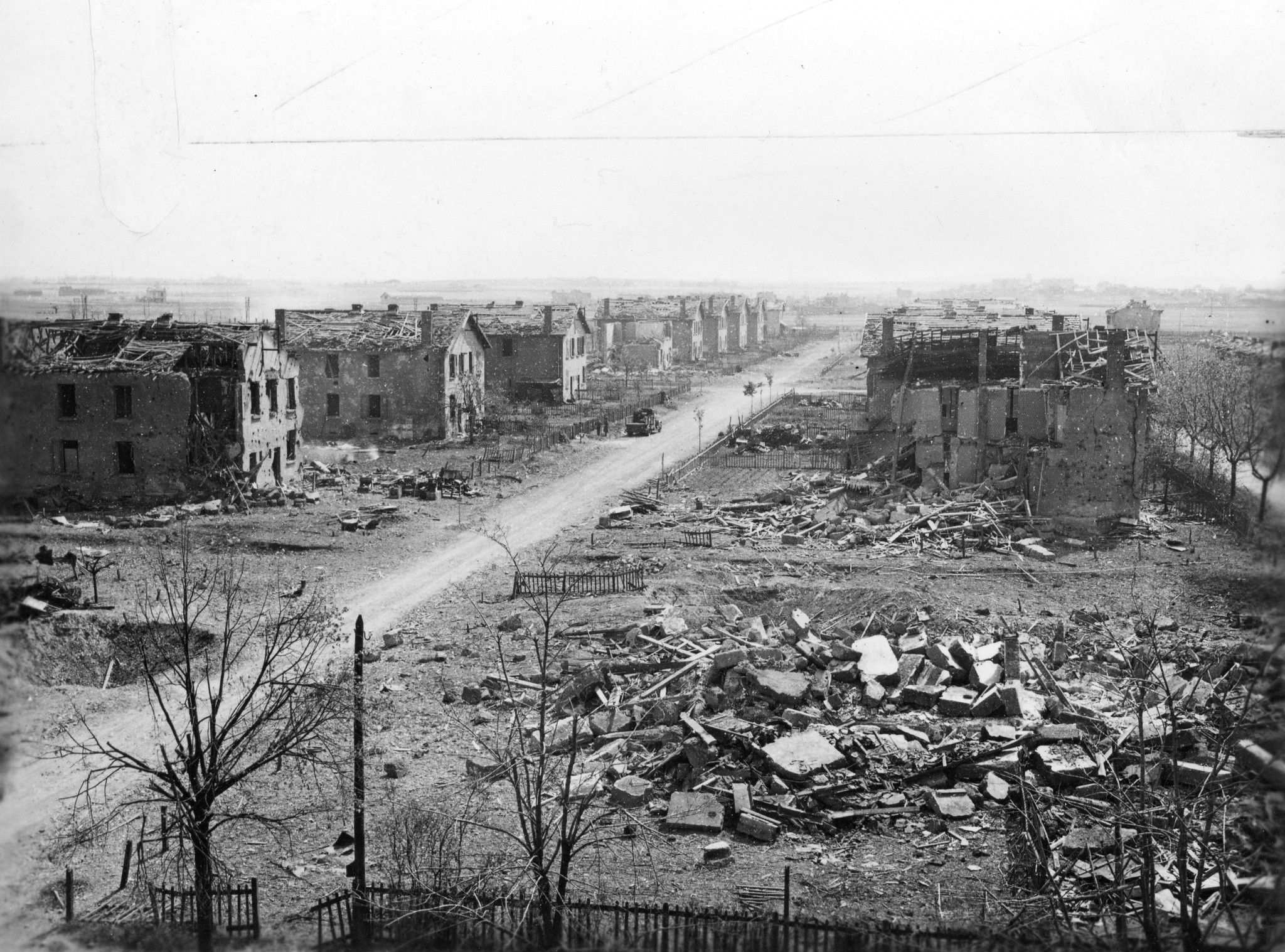 "Lyon-Vénissieux, Cité Berliet. Rue principale." Zerbombter Stadtteil