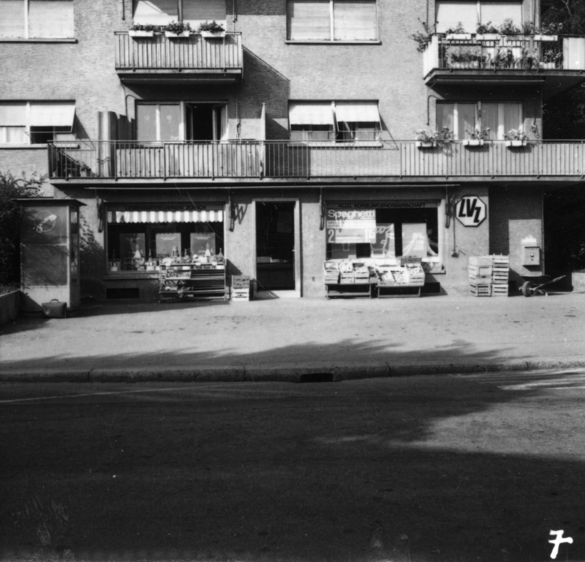 Laden des Lebensmittelvereins Zürich an der Besenrainstrasse in Zürich: Aussenansicht