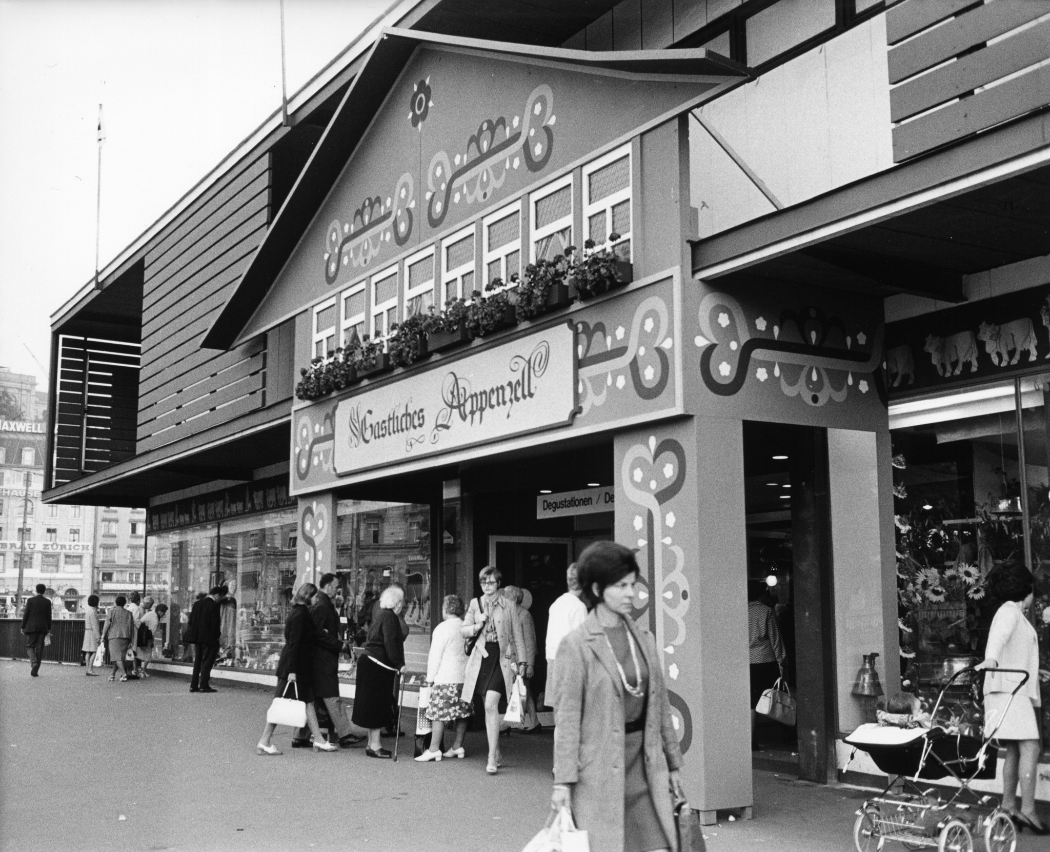 Aussendekoration für die Appenzeller-Wochen vor dem Coop-Supermarkt auf der Bahnhofbrücke in Zürich, Passanten