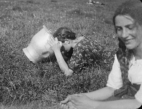 Zwei Wandervögel (Frauen) sitzen und liegen auf der Wiese während der Wandervogel-Landsgemeinde in Hüttwilen - Eine junge Frau ihren